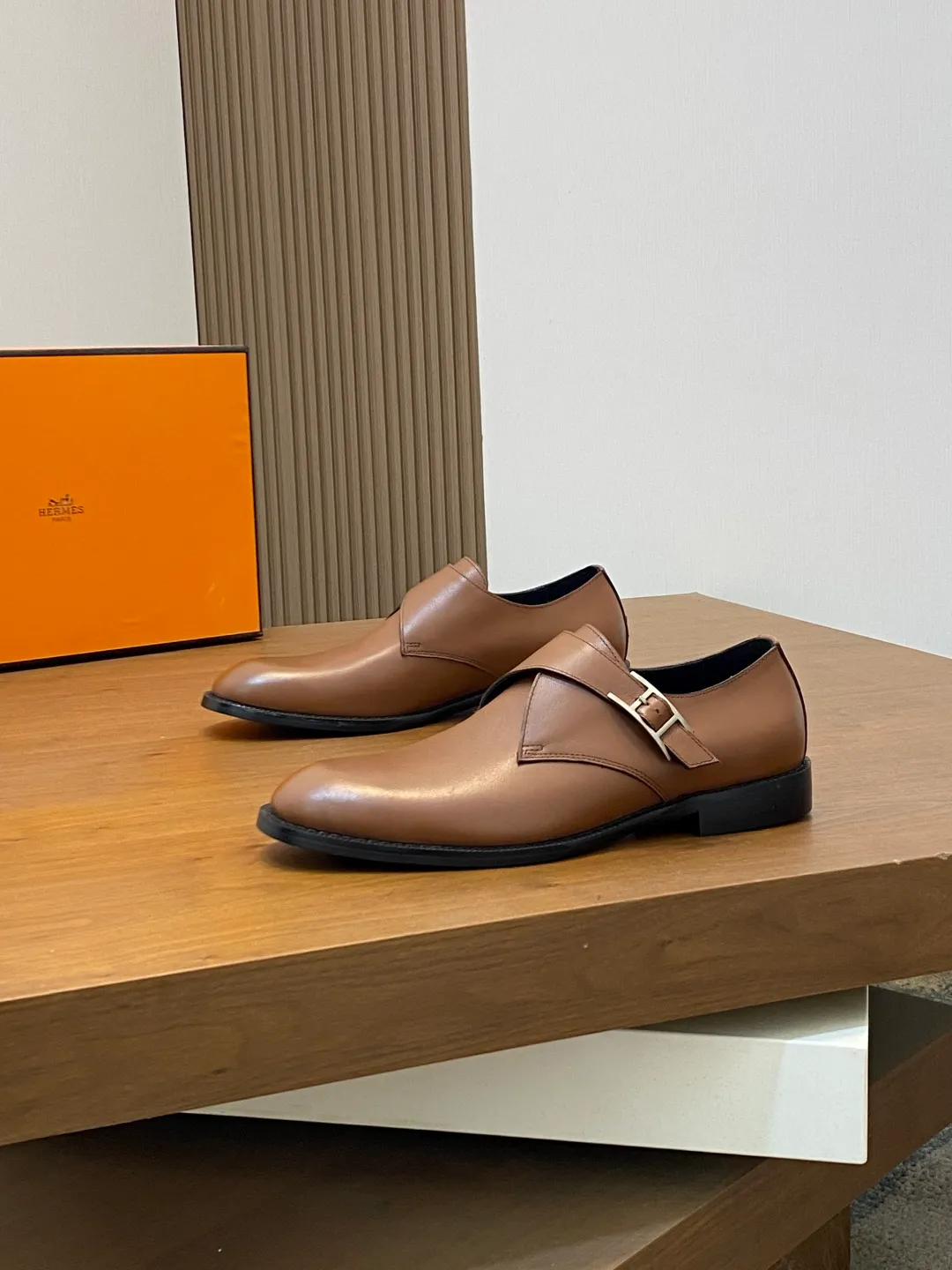 Men's shoes 💰780 HERMES/Hermès GAME slip-on loafers. These loafers are made of matte frosted calfskin. They are equipped with functional Kelly shoe buckles to easily create a fashionable urban style. They are equipped with genuine leather welts and lightweight grooved rubber foam outsole. They have genuine calfskin lining and silk-screen logo feet. They are slip-on design. They are novel and fashionable, with a handsome upper. Comes with a dust bag in the original box! Size: 39-40-41-42-43-44 standard leather shoe size (38/45 can be customized but does not support returns)